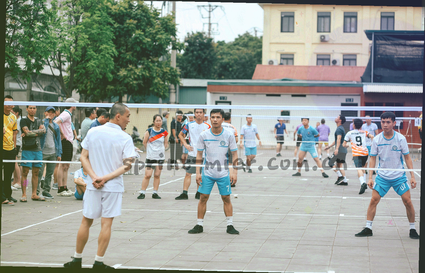 宽屏射手榜排名列表界面，进球、助攻与出场数字以荧光青高亮